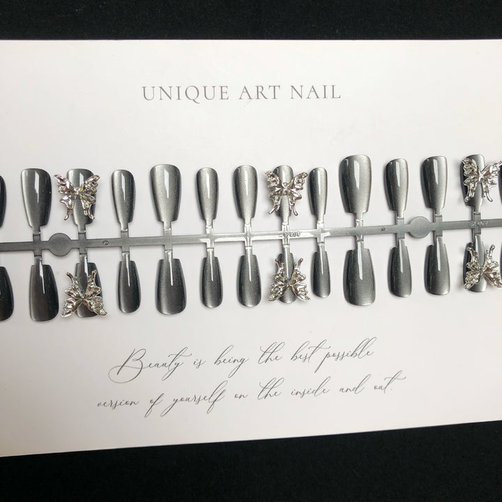 Dekorative Press-On Nagelset mit Schmetterlingsakzenten