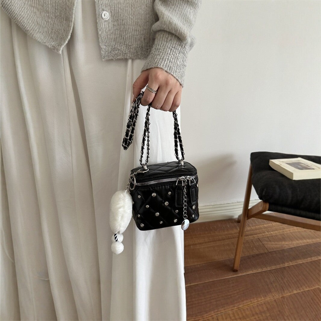 Gepufferte Mini-Handtasche mit Kettendetail