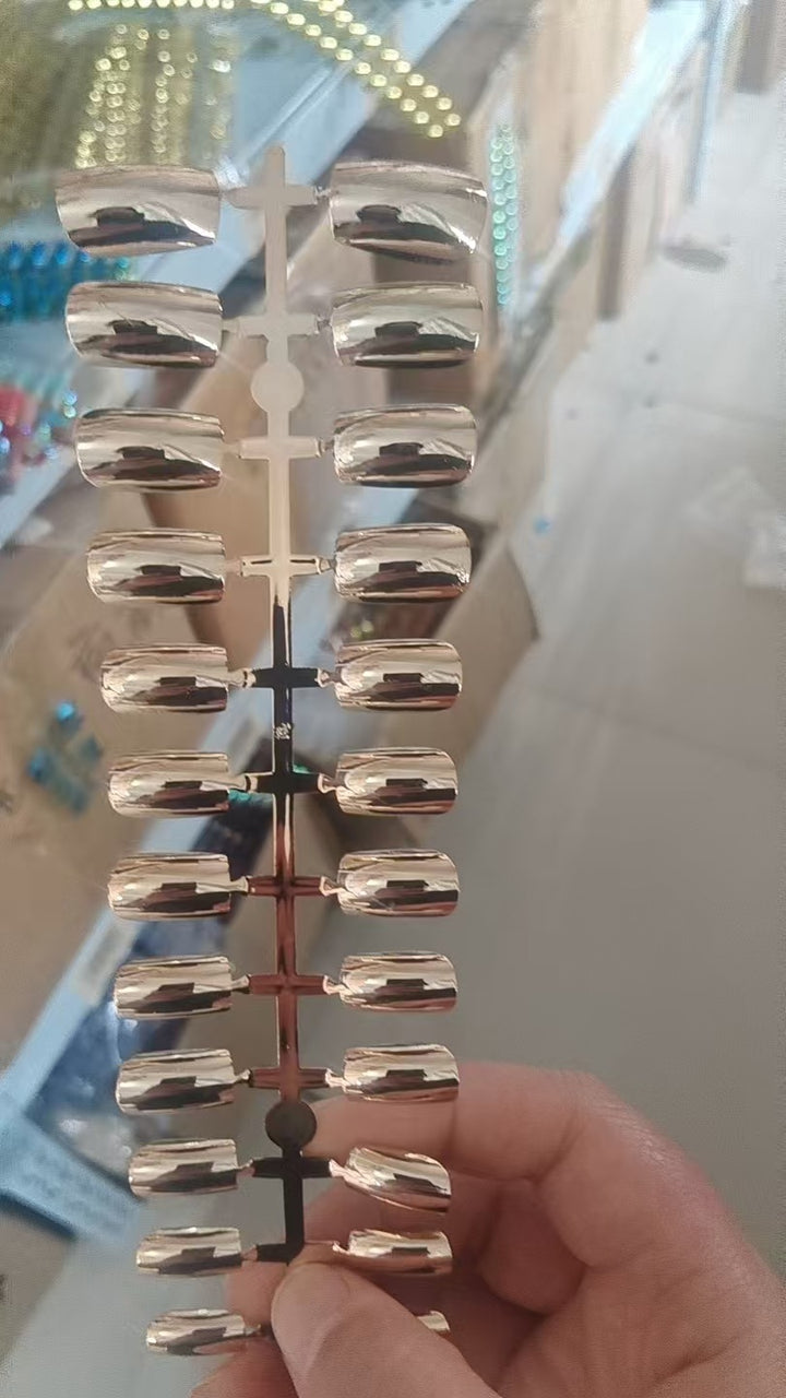 Glänzende metallische Press-On Nagelkunst Karnz