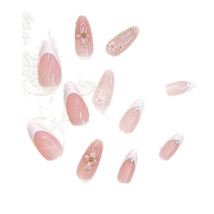 Elegantes Press-On Nagelkunst-Set mit floralen Akzenten Karnz