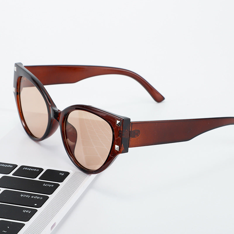 Damen trendige Cat-Eye Sonnenbrille mit glamourösen Akzenten Karnz