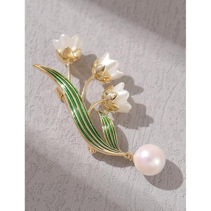 Elegante Blütenbrosche mit Perlenanhänger Karnz