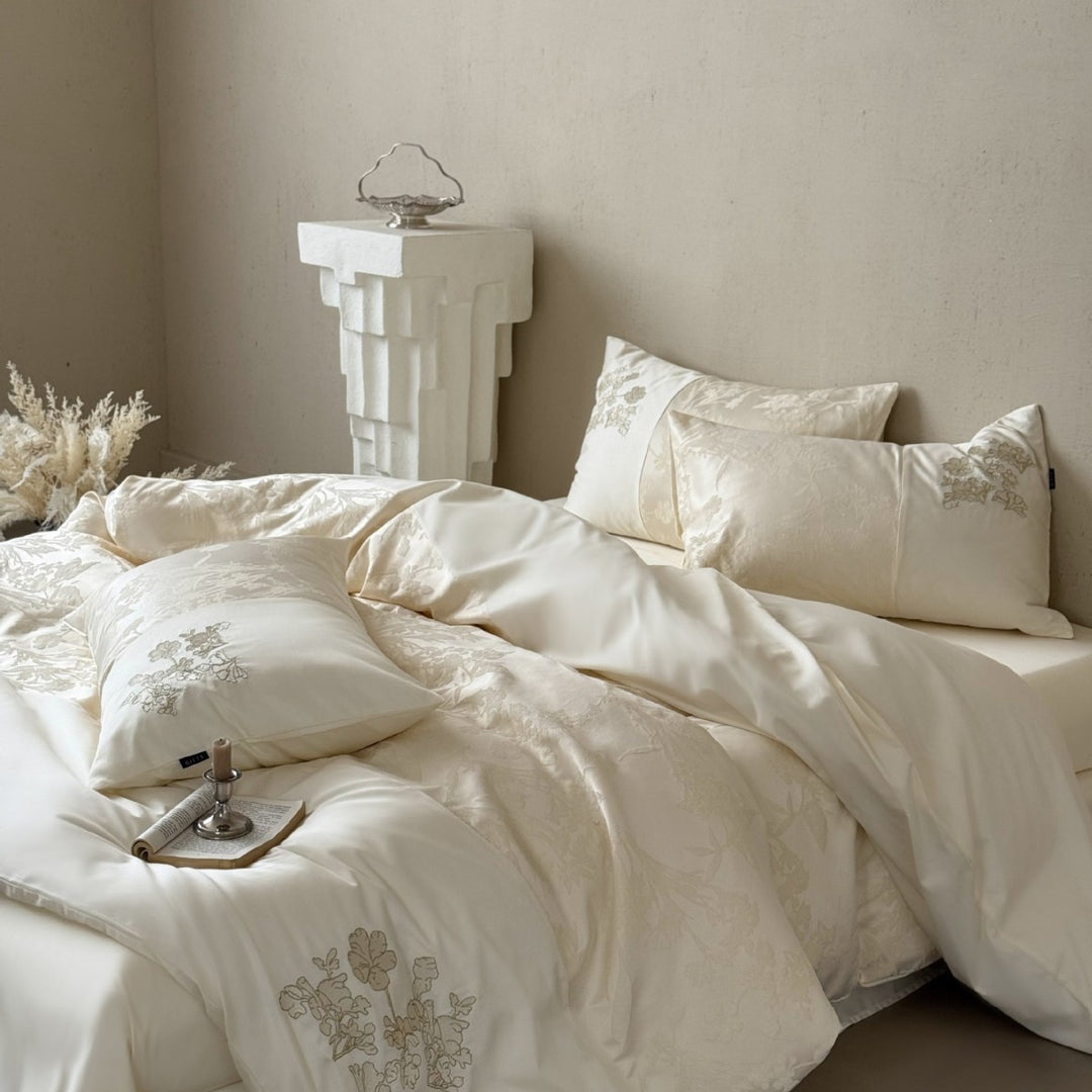 Seidige Satin-Bettwäschegarnitur mit Jacquard-Relief, floraler Stickerei und Volant