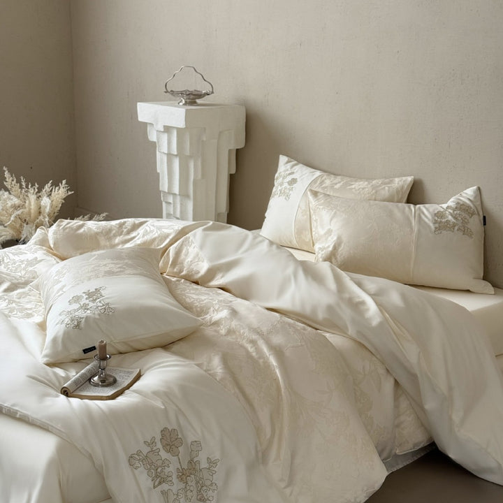 Seidige Satin-Bettwäschegarnitur mit Jacquard-Relief, floraler Stickerei und Volant