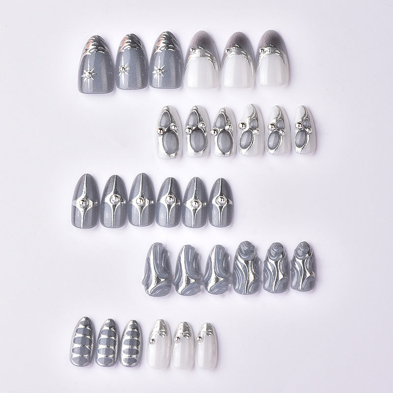 Künstlerisches Drucknagelset mit metallischen Akzenten Karnz