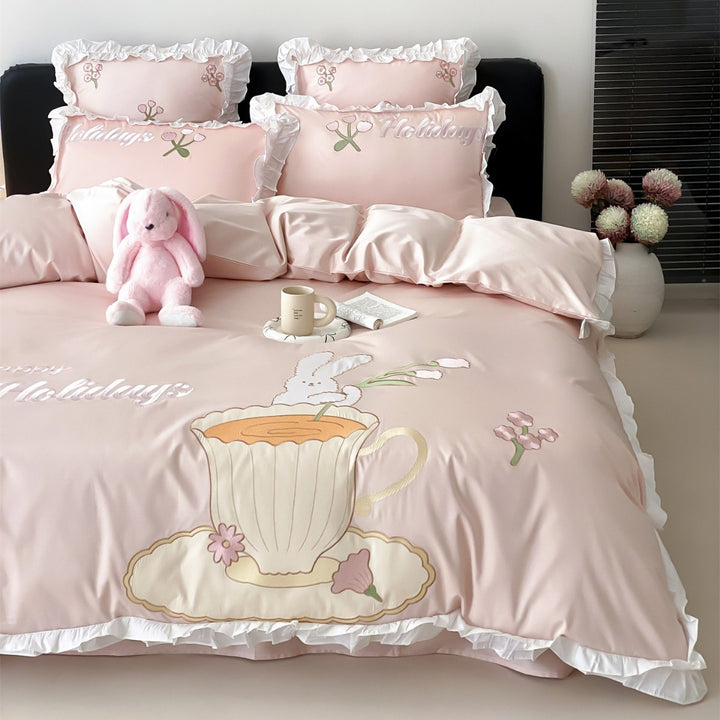 Rüschensatin-Duvetbezug-Set mit besticktem Hasen- und Teetassenmotiv