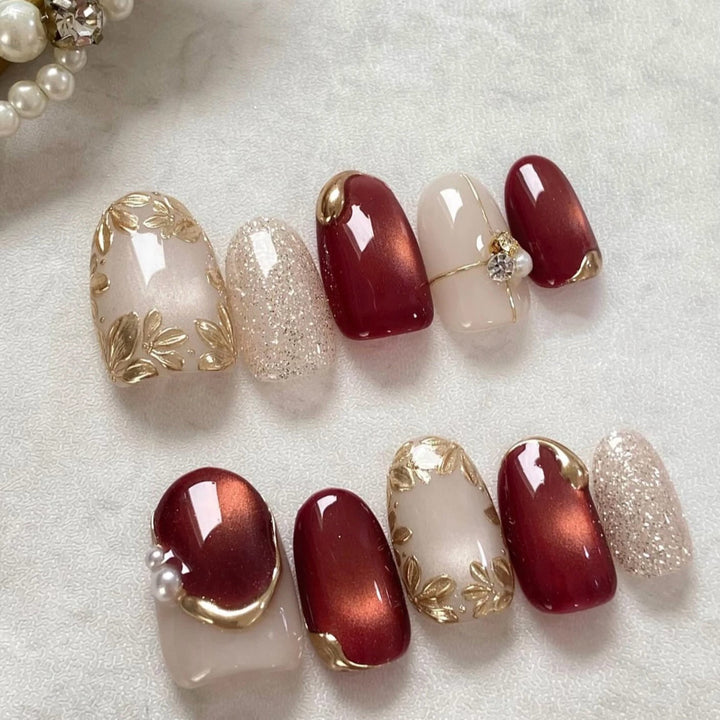 Kunstnägel mit elegantem Goldakzent Karnz