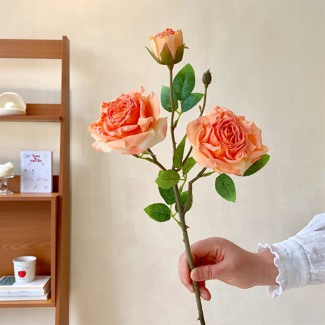 Realistische künstliche Rosenstängel