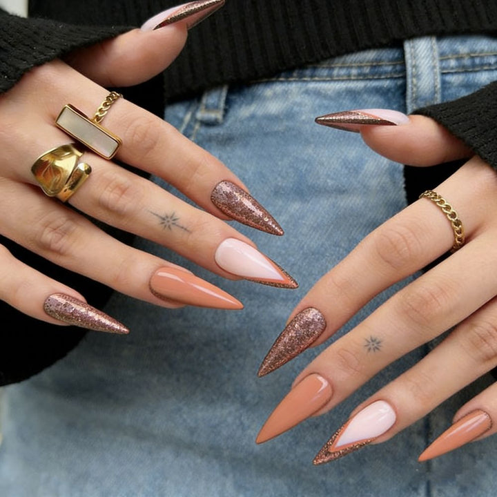 Stiletto-förmige Press-On-Nagelset mit Glitzerakzenten