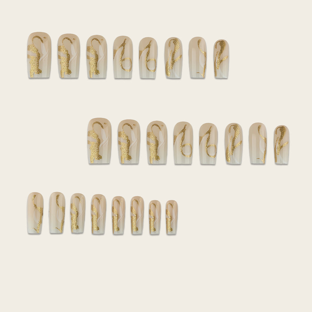 Kunstnägel mit Eleganten Goldakzenten Karnz