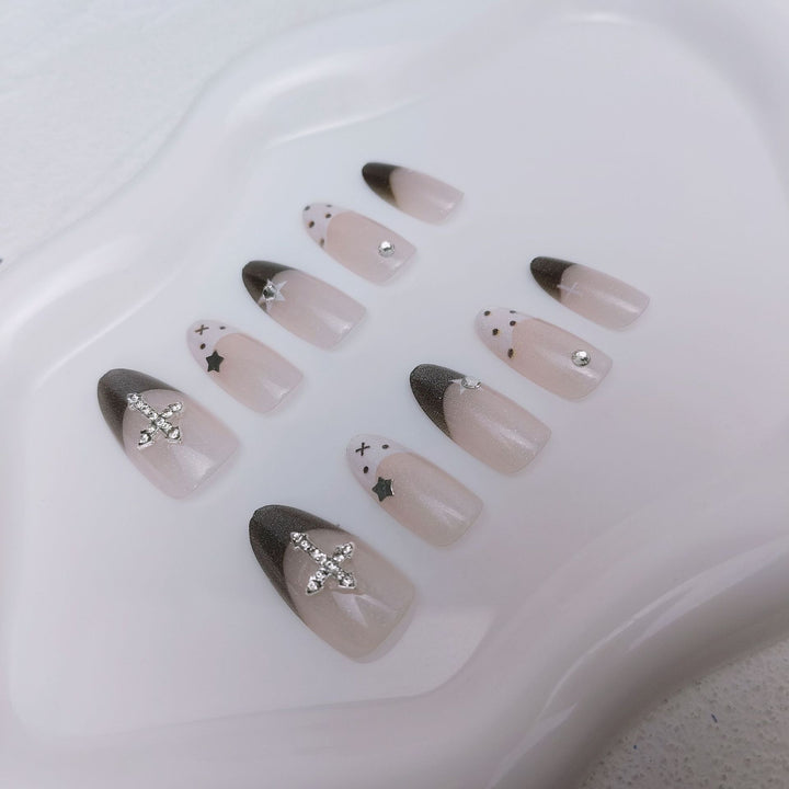 Glitzernde Kunstnagel-Design mit eleganten Akzenten Karnz