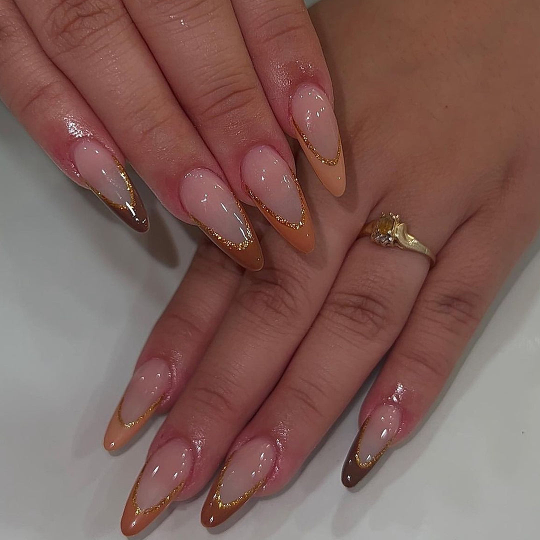 Kunstvolle Nagelverlängerungen mit elegantem Spitzen-Design Karnz