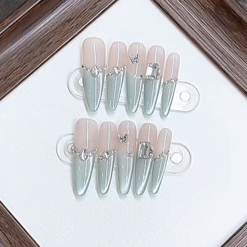 Elegantes Press-On-Nagelset mit Kristallakzenten Karnz