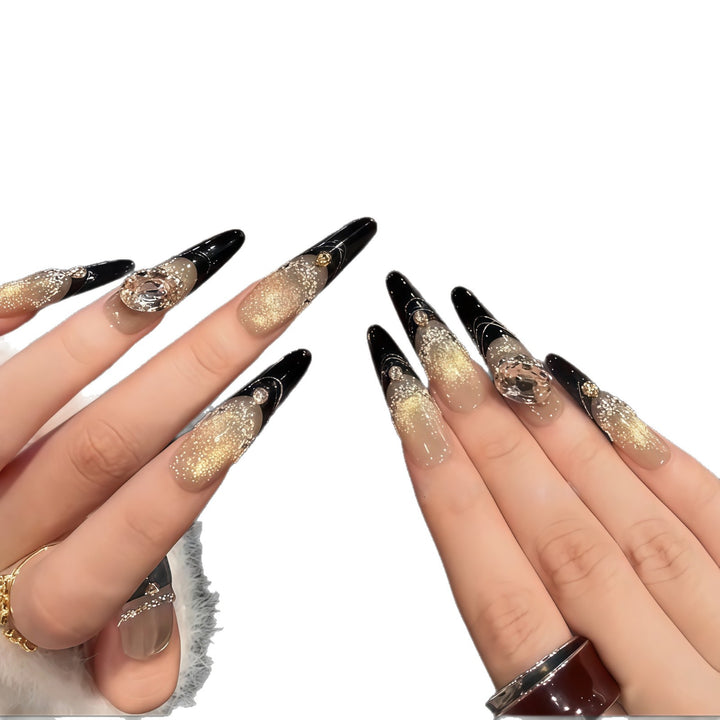 Glamouröse Kunstnägel mit Extravagantem Strass- und Glitzereinsetzen Karnz