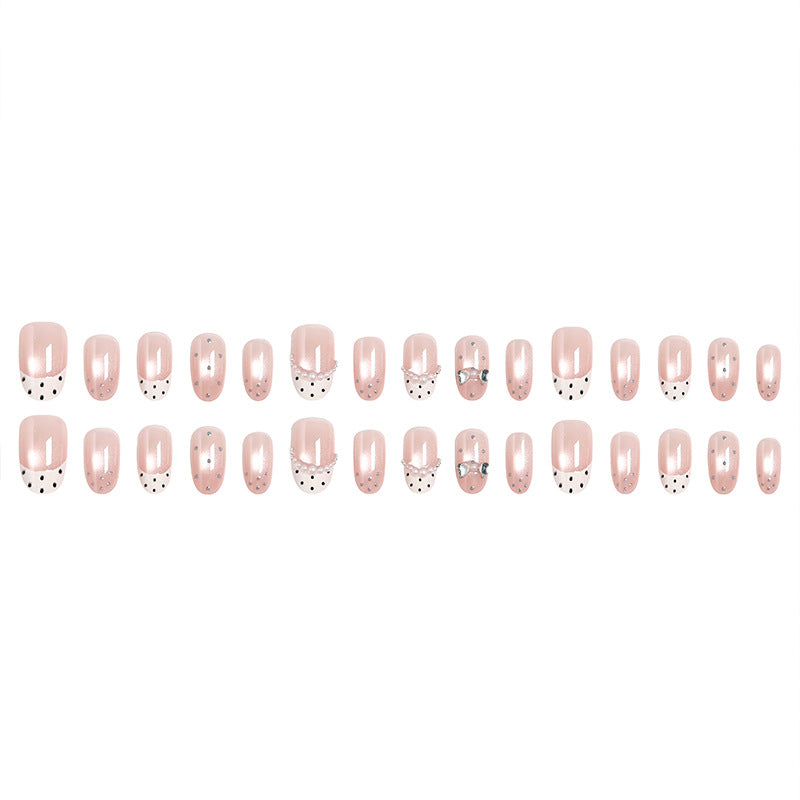 Kunstnagelset mit elegantem französischen Design und zarten Perlenverzierungen Karnz