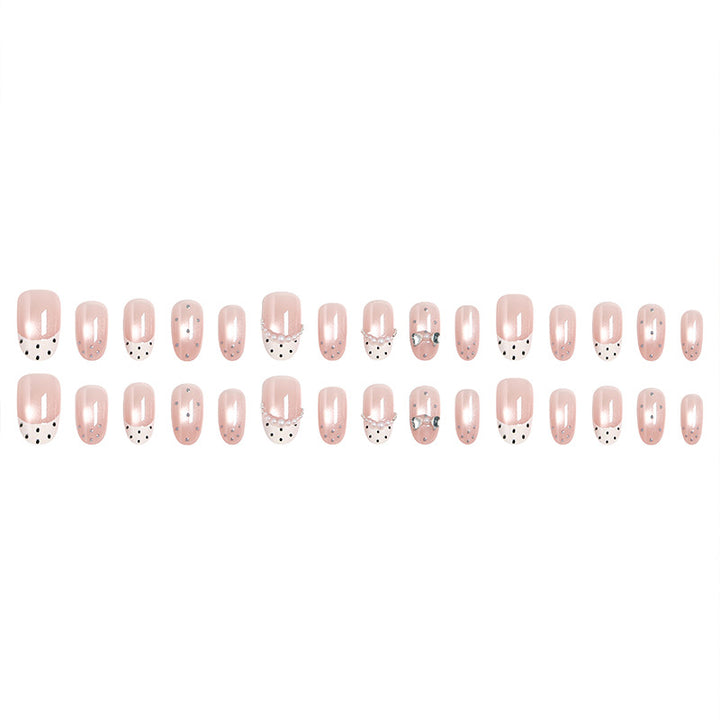 Kunstnagelset mit elegantem französischen Design und zarten Perlenverzierungen Karnz