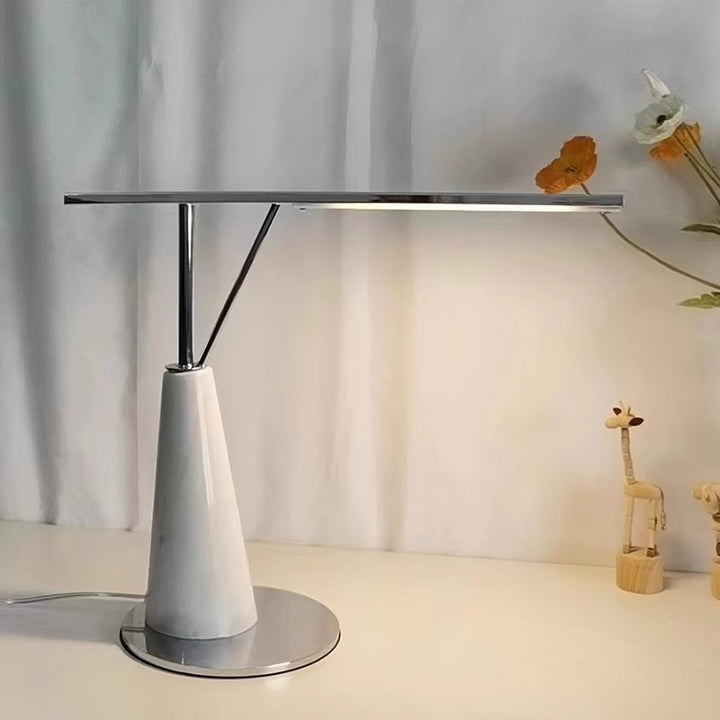Moderne Schreibtischlampe mit einstellbarer Helligkeit