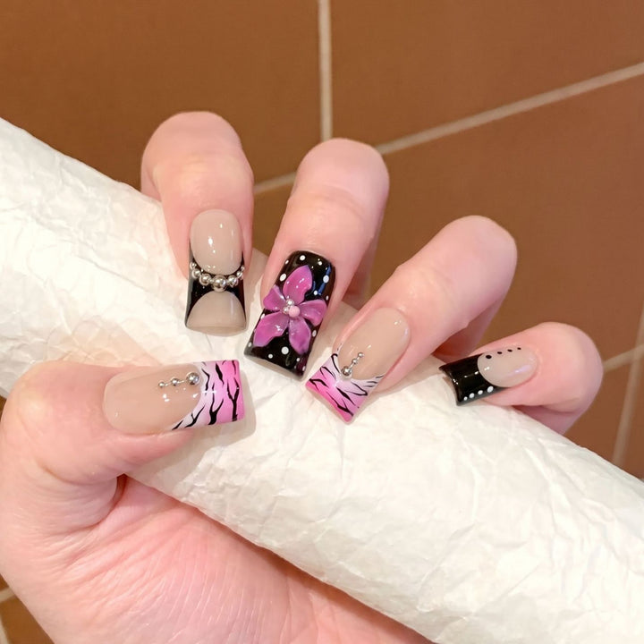 Dekoratives Press-On Nagel Set mit floralem und gestreiftem Design Karnz