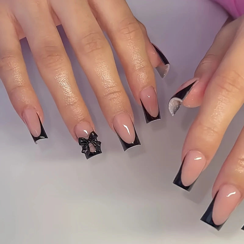 Kunstnagelset mit elegantem Schwarz-Weiß-Spitzen Design Karnz