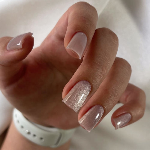 Künstliche Nagelkunst mit elegantem Glanz Karnz