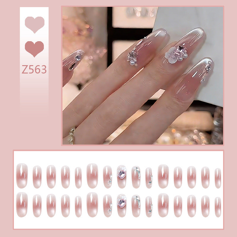 Kunstnagelset mit glamourösen 3D-Applikationen und eleganten Blütenverzierungen Karnz