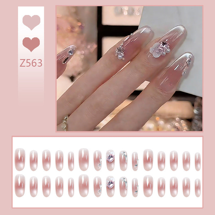 Kunstnagelset mit glamourösen 3D-Applikationen und eleganten Blütenverzierungen Karnz