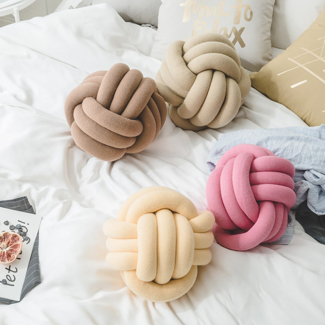Dekoratives gestricktes Knotenkissen als Zierkissen aus weichem Jersey