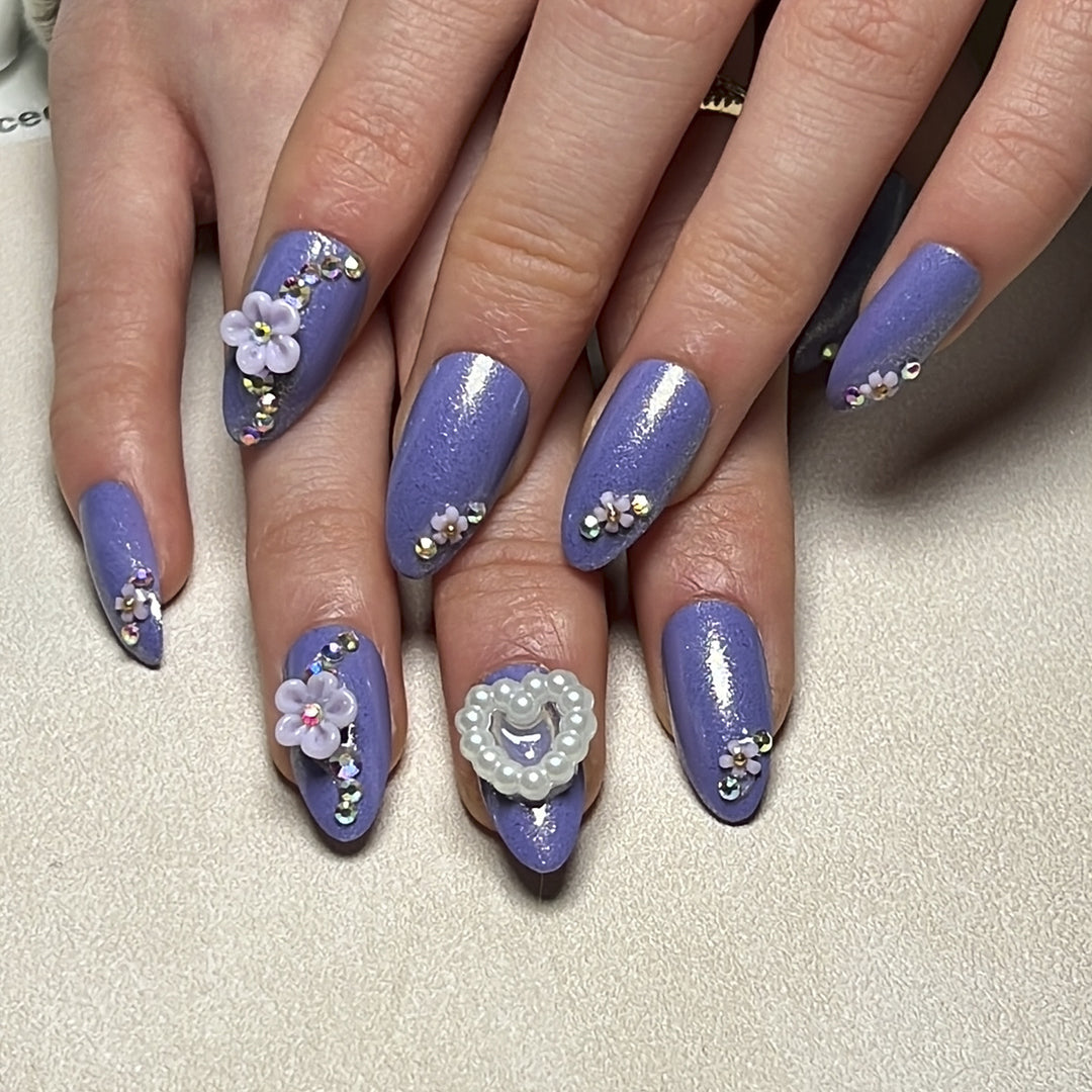 Kunstvolle Nagelkunst mit Blumen-Verzierungen Karnz