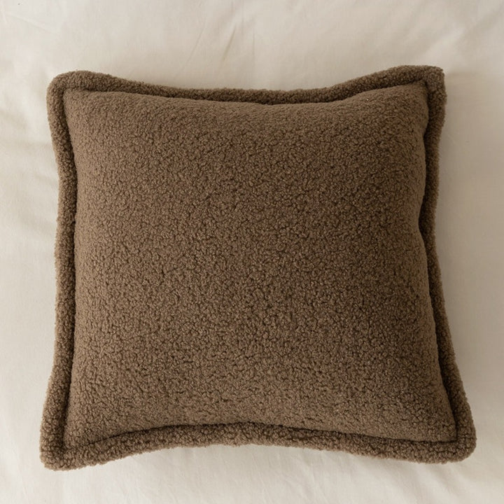 Dekoratives Teddy‑Fleece‑Kissen mit wattierter Füllung und Kedernaht