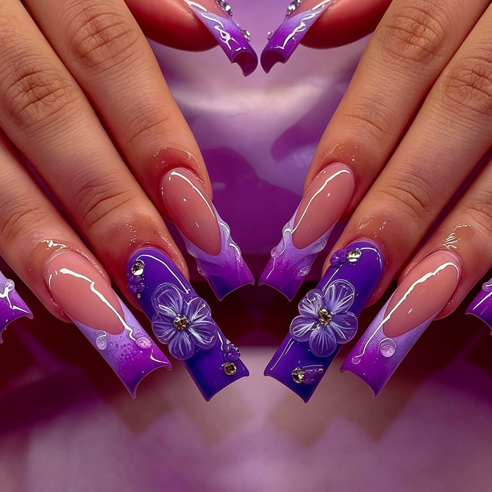 Dekoratives Long Press-On Nagelkunstset mit floralen Akzenten Karnz