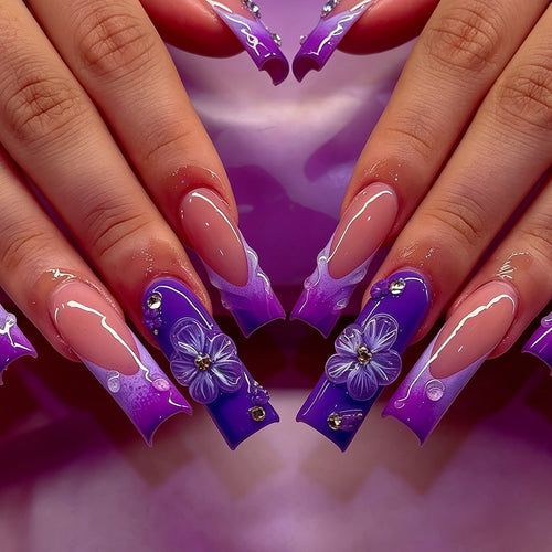 Dekoratives Long Press-On Nagelkunstset mit floralen Akzenten Karnz