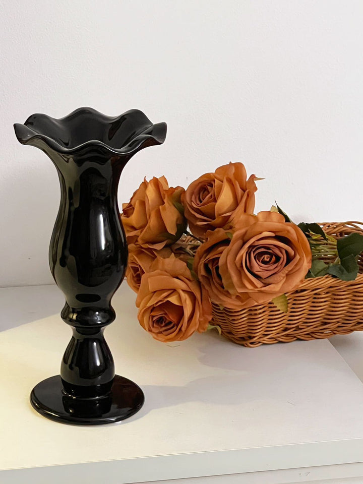 Glänzende skulpturale Keramik-Podest-Bud-Vase mit gewelltem Rand