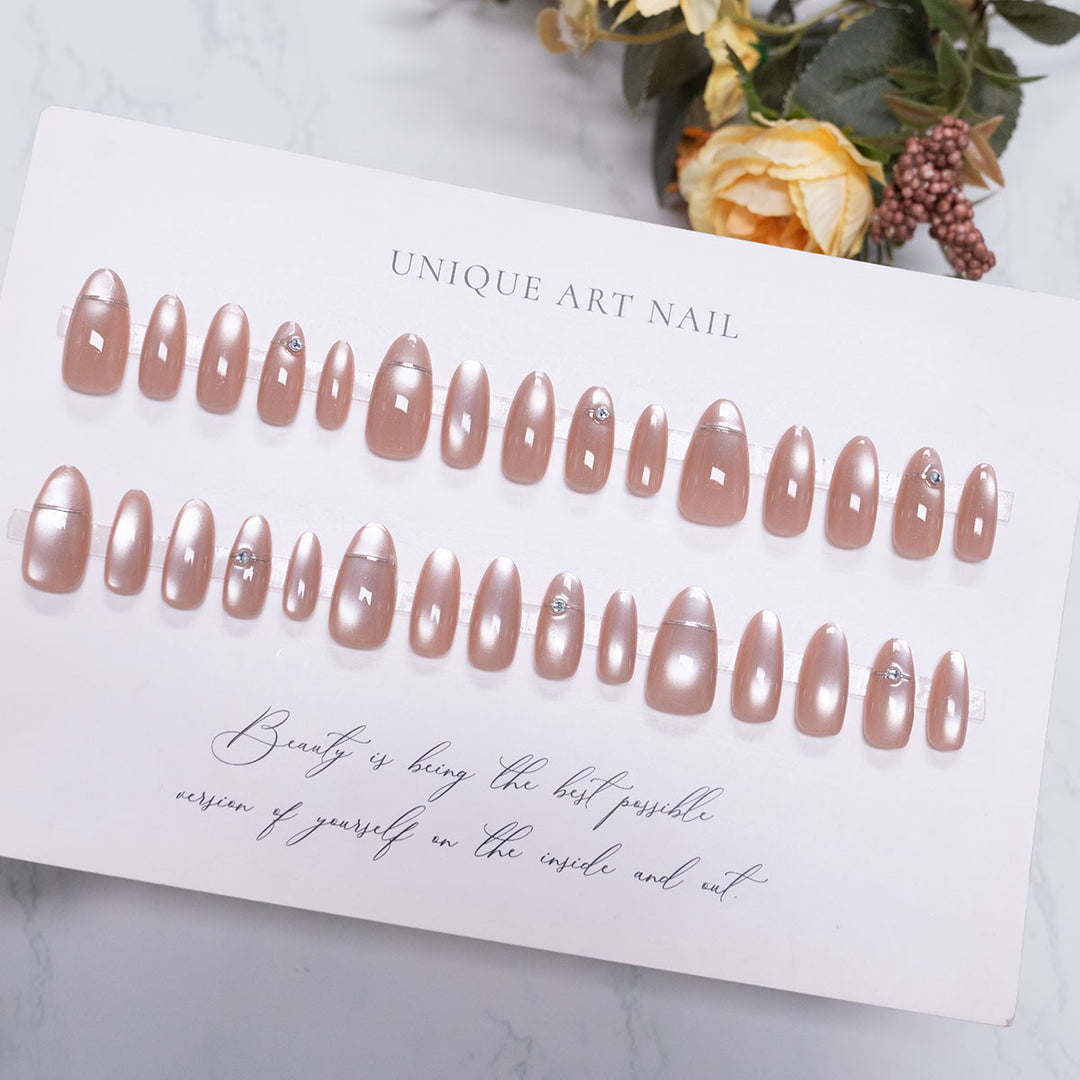 Elegantes Press-On-Nagelset mit Strassakzenten