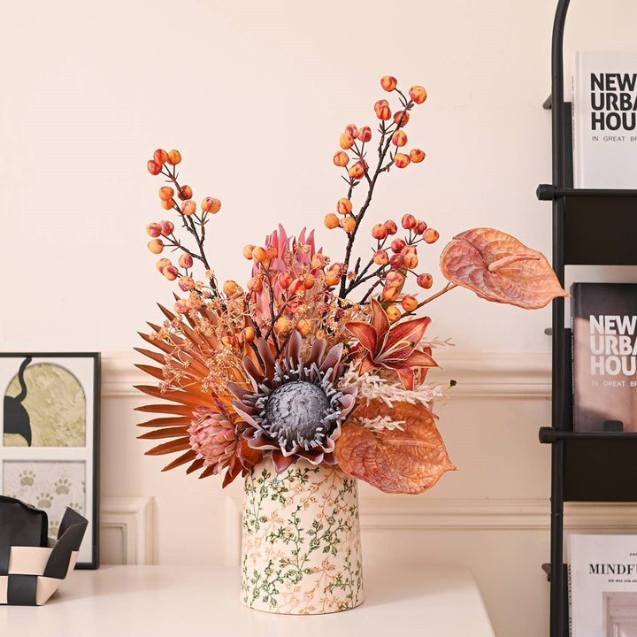 Künstlerisch gestaltetes Blumenarrangement