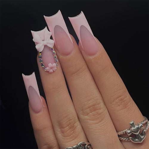 Dekorative Press-On Nagelkunst mit floralen und Schleifenakzenten Karnz