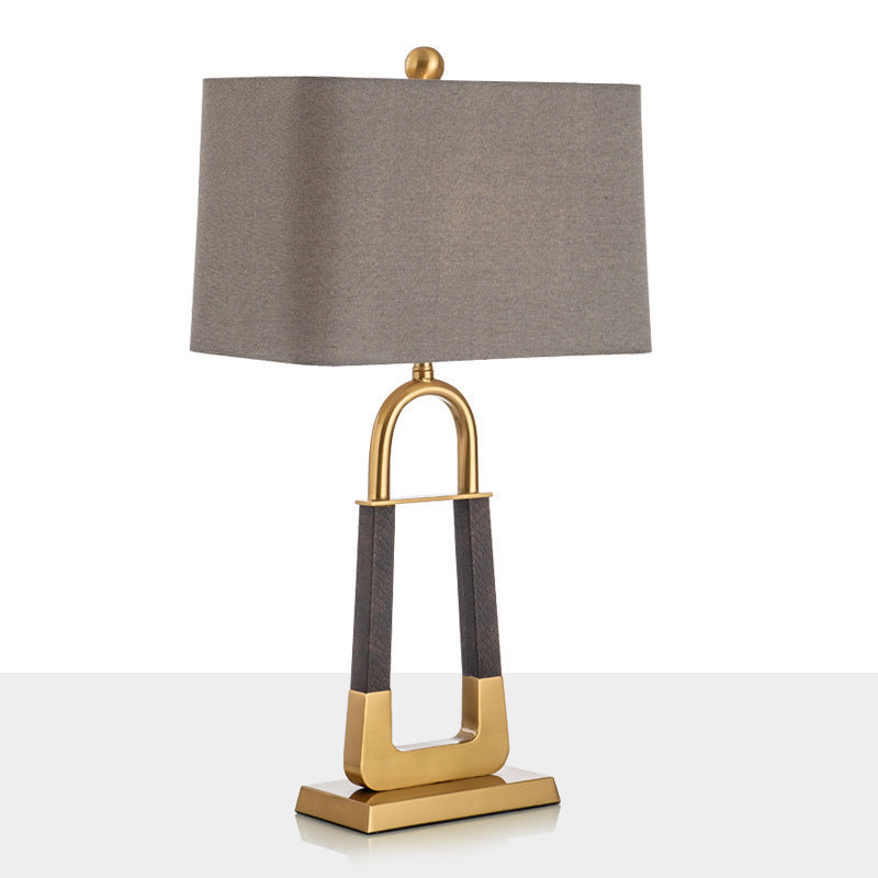 Dekorative Tischlampe mit modernem geometrischen Sockel