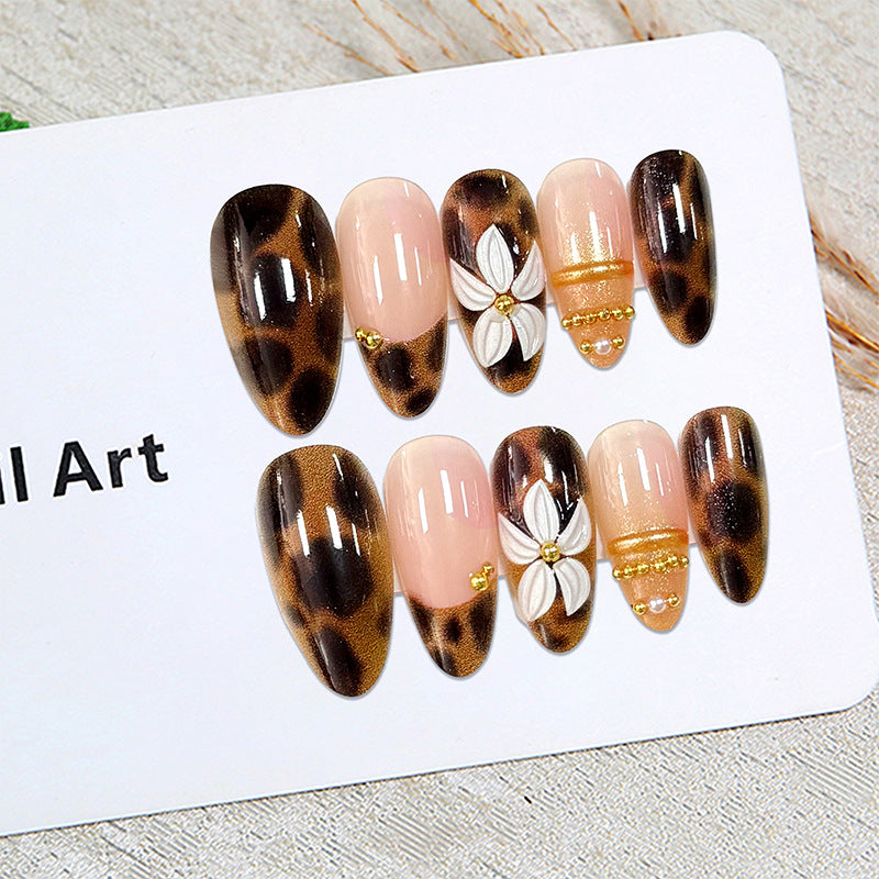 Kunstvolle Nagelspitzen mit tierischen Motiven Karnz