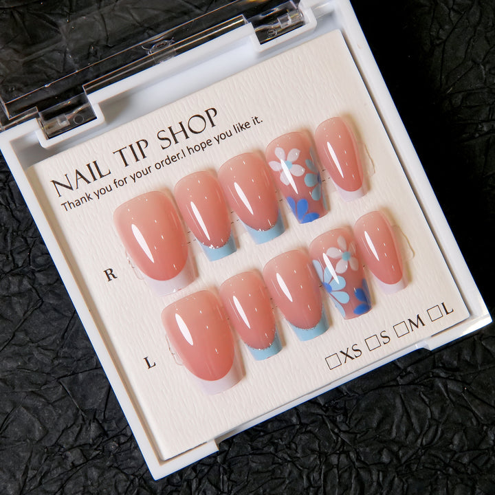 Press-On Nagelkunstset mit eleganten floralen Designs