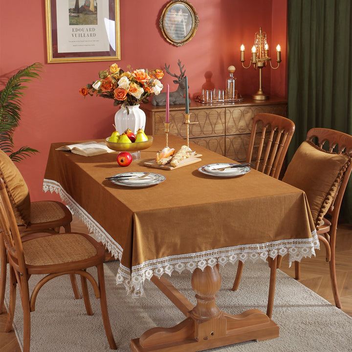 Elegante Tischdecke mit Spitzenrand