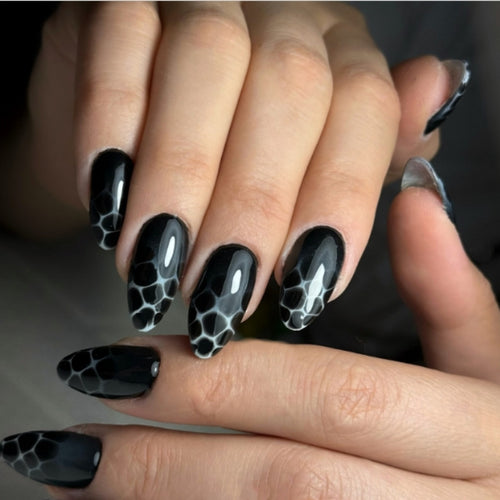 Künstlerisches Press-On-Nagel-Set mit geometrischem Design Karnz