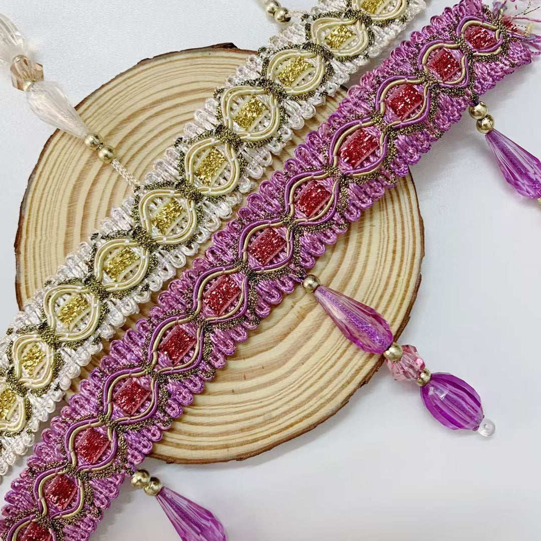 Elegante und Auffällige Borte mit Glaskristallen Karnz