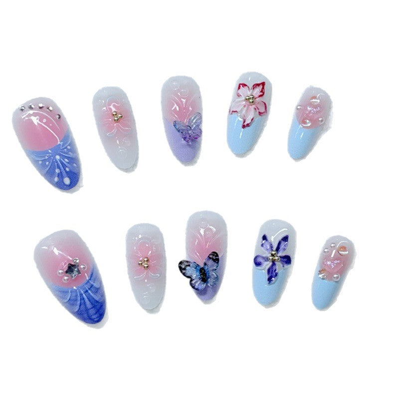 Kunstvolle Nagelkunst mit Blumendetails und Schmetterlingen Karnz