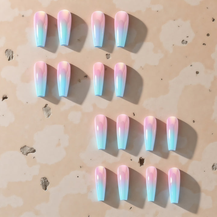 Kunstnägel im modernen Glitzer-Gradient-Design Karnz