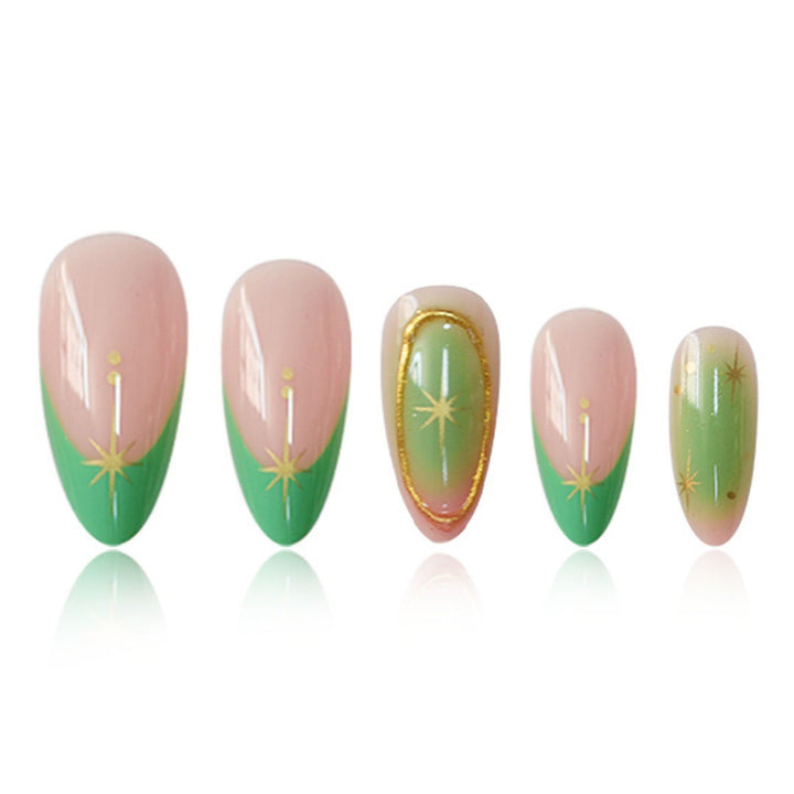 Künstlerische Gel-Nagelverstärkungen mit goldenen Akzenten Karnz