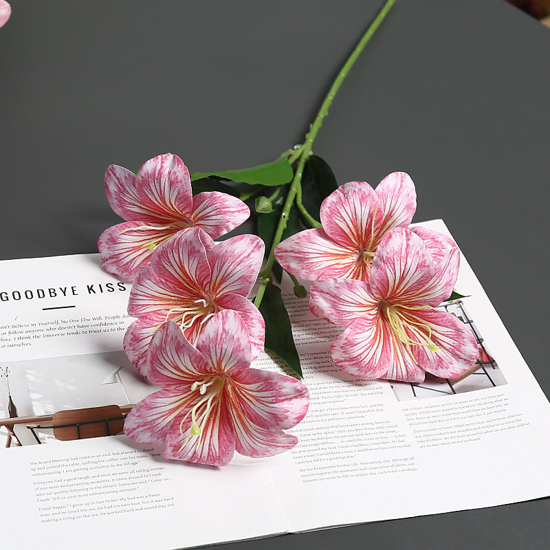 Realistische Seidenblumenstängelanordnung