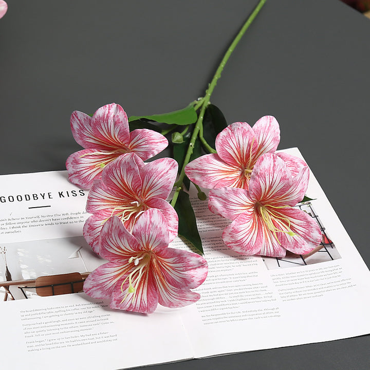 Realistische Seidenblumenstängelanordnung