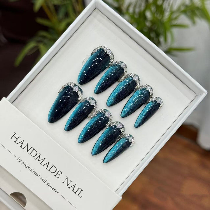 Elegantes Stiletto Press-On Nagelset mit Kristallakzenten