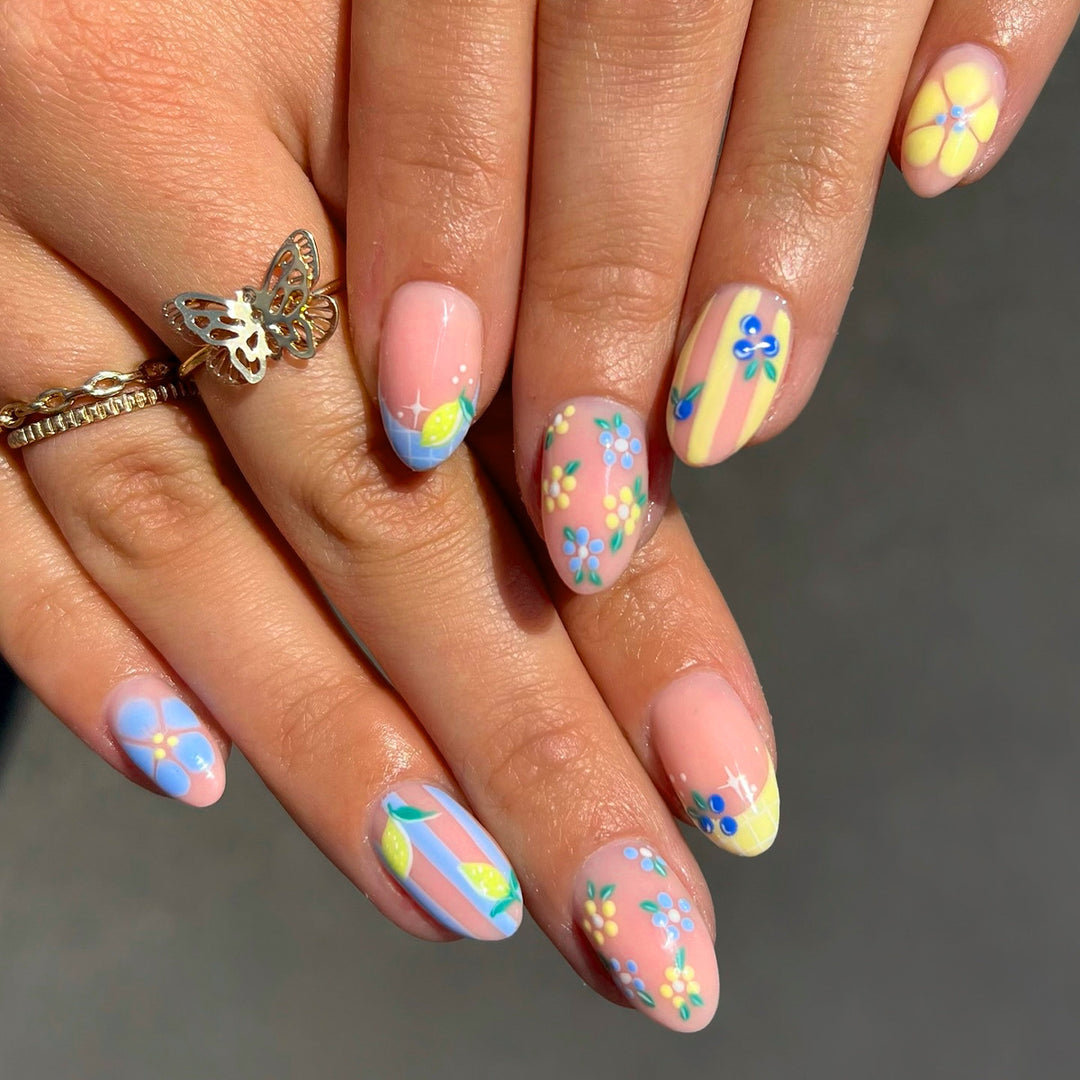 Kunstvolle 3D Nagelkunst mit fröhlichen Blütenmotiven Karnz