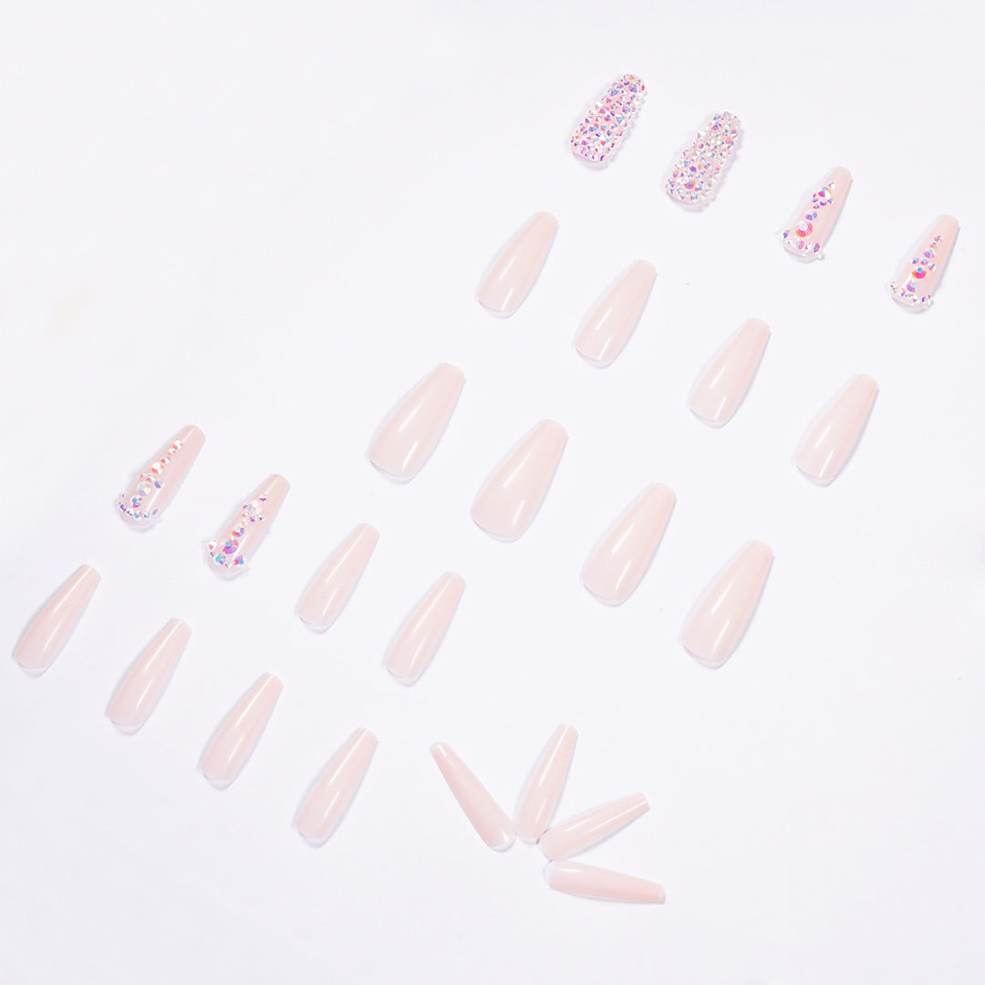 Glamouröse Nagelverlängerungen mit Strass-Akzenten Karnz
