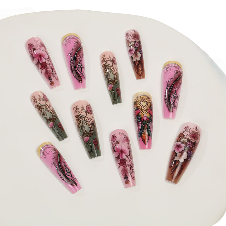 Kunstnägel im floralen und eleganten Design Karnz